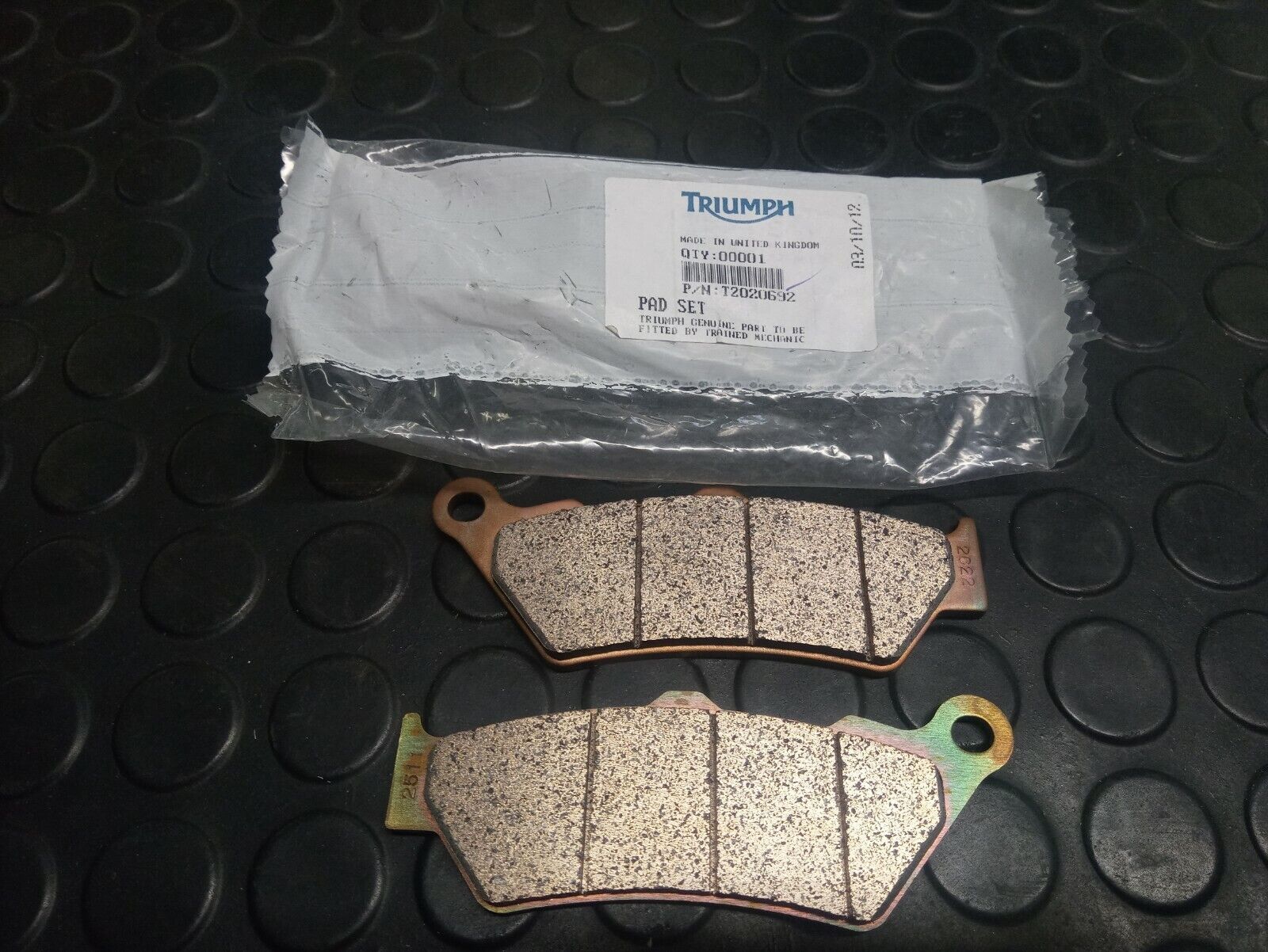 COPPIA PASTIGLIE FRENI ORIGINALI TRIUMPH T2020692 PAIR OF ORIGINAL BRAKE PADS